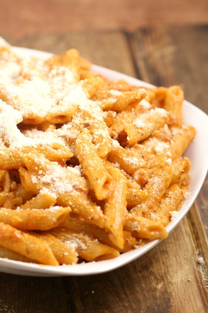 Creamy Tomato Penne Pasta - a quick and easy pasta recipe perfect for family dinner. Creamy tomato sauce with sauteed garlic and a hint of spicy smothering penne noodles for a quick, easy, and amazingly delicious dinner. This is seriously one of my favorites. I craved this All. The. Time. the last time I was pregnant.