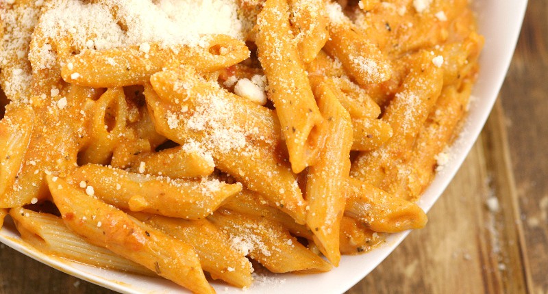 Creamy Tomato Penne Pasta - a quick and easy pasta recipe perfect for family dinner. Creamy tomato sauce with sauteed garlic and a hint of spicy smothering penne noodles for a quick, easy, and amazingly delicious dinner. This is seriously one of my favorites. I craved this All. The. Time. the last time I was pregnant.