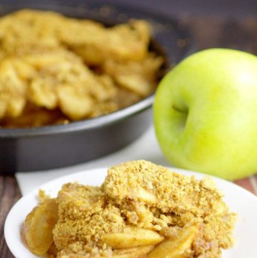 Apple Brown Betty Recipe- Quick and easy apple dessert recipe to make. Apples bakes with graham crackers, butter and brown sugar. Perfect easy alternative to apple pie!