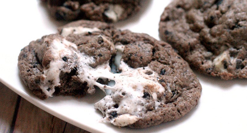 Marshmallow Oreo Chip Cookies are a sort of everything-but-the-kitchen-sink chocolate cookie recipe with gooey, sticky marshmallows, Oreos, and Cookies 'N Cream Bars. Made with pudding mix these cookies are very moist and soft.  These would be great to try out for a Christmas Cookie recipe this year!