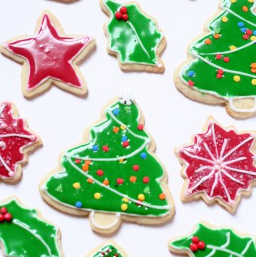 Classic sugar cookies that hold their shape with a tutorial on flooding with royal icing. A recipe from A Week of Christmas Cookies Recipes from TheGraciousWife.com #Christmas #cookies