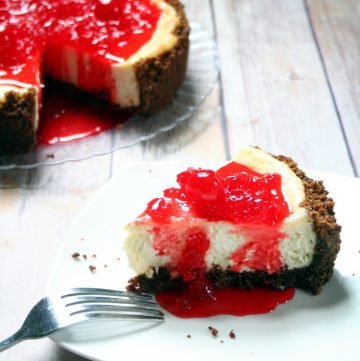Gingersnap Cherry Cheesecake recipe has a buttery gingersnap crumb crust, classic and creamy cheesecake filling, and a sweet cherry sauce topping, perfect for the holidays. What a beautiful Christmas dessert recipe idea! I looove the sweet maraschino cherry sauce!