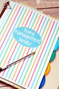 Home Management Binder - FREE Printables! Organize your whole home (and life!) with this DIY Home Manangement Binder.  Get free printables and learn how to set up your own Home Management Binder, with 5 different sections including calendars, to-do list, checklists, bill and budget worksheets, meal planning worksheets, and MORE. Love the colors on this too!