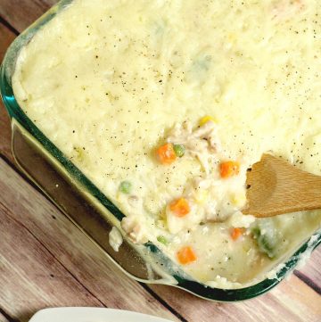 Chicken Shepherd's Pie Recipe- a delicious combination of Chicken Pot Pie and Shepherd's Pie, all in one tasty dinner. Perfect dinner idea recipe for family and gatherings