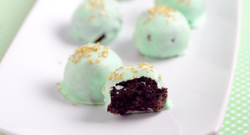 Mint Oreo Truffles Recipe - an easy mint chocolate dessert recipe idea, just like your classic Oreo truffles, with added minty flavor for a festive twist. With just 4 ingredients, these smooth, minty, and rich Mint Oreo Truffles could not be easier to make! They'll be the star of the show at your next holiday. So pretty but so easy!