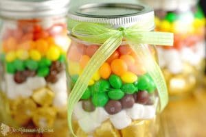 Rainbow Mason Jar Treats -a fun St Patrick's Day treat in a mason jar, perfect for kids or a DIY gift idea for teachers or friends.  Super cute rainbow party favor too! | DIY crafts | mason jars