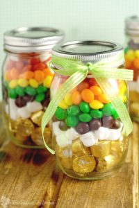 Rainbow Mason Jar Treats -a fun St Patrick's Day treat in a mason jar, perfect for kids or a DIY gift idea for teachers or friends. Super cute rainbow party favor too! | DIY crafts | mason jars