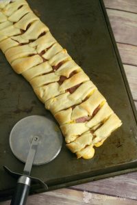 Bacon Grilled Cheese Crescent Braid is a quick and easy dinner idea, that's super yummy. ONLY 3 INGREDIENTS! Grilled cheese, family-sized!