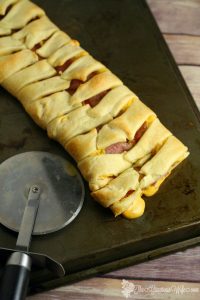 Bacon Grilled Cheese Crescent Braid is a quick and easy dinner idea, that's super yummy. ONLY 3 INGREDIENTS! Grilled cheese, family-sized!