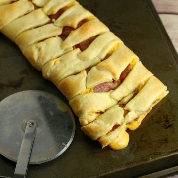 Bacon Grilled Cheese Crescent Braid is a quick and easy dinner idea, that's super yummy. ONLY 3 INGREDIENTS! Grilled cheese, family-sized!