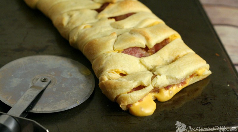 Bacon Grilled Cheese Crescent Braid is a quick and easy dinner idea, that's super yummy. ONLY 3 INGREDIENTS! Grilled cheese, family-sized! From TheGraciousWife.com