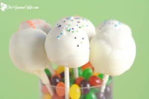 Carrot Cake Pops recipe - how to make cake pops with carrot cake, cream cheese frosting, and white chocolate. These cake pops are so moist and delicious!