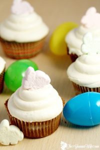 Marshmallow Frosting Recipe - a fun spin on buttercream with marshmallow creme, making a simple, sticky, and sweet Marshmallow Frosting. Perfect  your favorite best homemade cupcakes recipes.  This would be amazing for S'mores cupcakes!