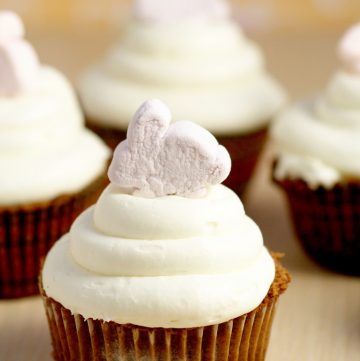 Marshmallow Frosting Recipe - a fun spin on buttercream with marshmallow creme, making a simple, sticky, and sweet Marshmallow Frosting. Perfect  your favorite best homemade cupcakes recipes.  This would be amazing for S'mores cupcakes!