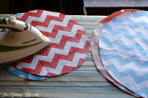 How to Make Washable Reusable Bowl Covers tutorial- a DIY sewing project perfect for summer, picnics, and cookouts. These bowl covers are washable, reusable, and even reversible. These DIY Bowl Covers are so cute! Definitely making them for our potlucks!