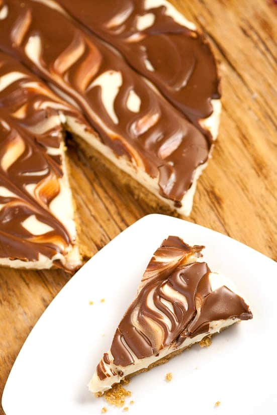 Easy No Bake S'mores Cheesecake recipe - a quick and easy no bake s'mores dessert recipe that can be made from scratch in just 10 minutes! Chocolate and marshmallows and cheesecake all in one quick and easy dessert recipe?! Count me in!