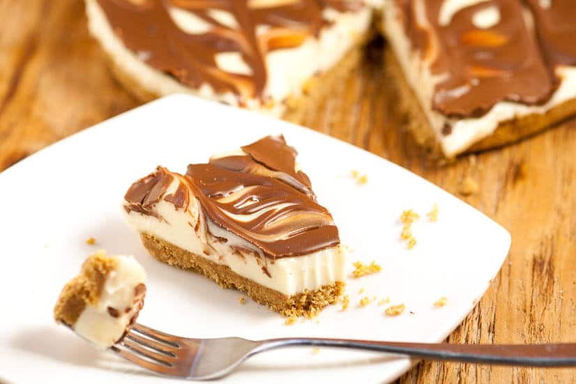 Easy No Bake S'mores Cheesecake recipe - a quick and easy no bake s'mores dessert recipe that can be made from scratch in just 10 minutes! Chocolate and marshmallows and cheesecake all in one quick and easy dessert recipe?! Count me in!