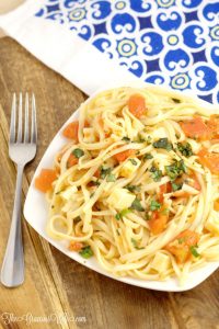 Easy Bruschetta Linguine Pasta Recipe - an easy pasta dinner idea recipe with tomatoes, garlic, basil, and mozzarella. Super easy and super delicious!