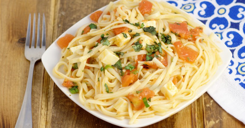Easy Bruschetta Linguine Pasta Dinner Idea | From TheGraciousWife.com