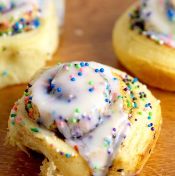 Birthday Confetti Cinnamon Rolls - super quick and easy breakfast recipe idea with just 2 ingredients! So cute! I'm making these for the kiddos this year for sure!
