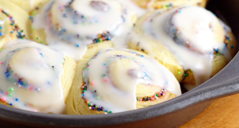 Birthday Confetti Cinnamon Rolls - super quick and easy breakfast recipe idea with just 2 ingredients! So cute! I'm making these for the kiddos this year for sure!