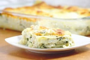 Chicken Alfredo Lasagna Recipe - creamy homemade Alfredo sauce layered chicken, spinach, and lots of gooey cheese makes this pasta recipe a family dinner favorite. So creamy and delicious!