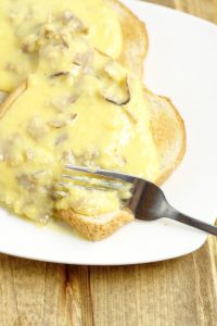 Creamed Chipped Beef is an easy, frugal comfort food dinner recipe, with a creamy, cheesy white sauce and roast beef deli meat, served over golden crunch toast.  Love! Perfect for a cheap family dinner recipe! Plus, CHEESE!