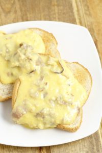 Creamed Chipped Beef is an easy, frugal comfort food dinner recipe, with a creamy, cheesy white sauce and roast beef deli meat, served over golden crunch toast.  Love! Perfect for a cheap family dinner recipe! Plus, CHEESE!