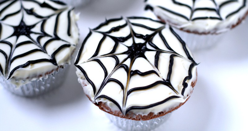 Spiderweb Cupcakes are a cute and fun but totally easy treat, perfect for Halloween or an adorable Spiderman birthday party. They'll be a hit at your next party! Such a cute treat for kids!