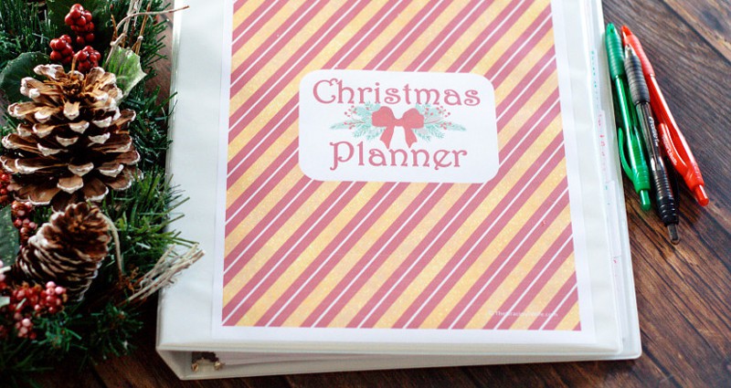 Organize your entire Christmas and holiday season with this Free Printable Christmas Planner. 8 sections, including schedule, gift planning, Christmas menu planning, & baking. This is amazing! I LOVE mine!