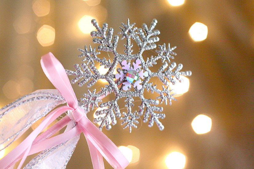 Beautiful DIY Snowflake Wands make great party favors or table decorations.  Learn how to make them with this DIY Snowflake Wands tutorial!