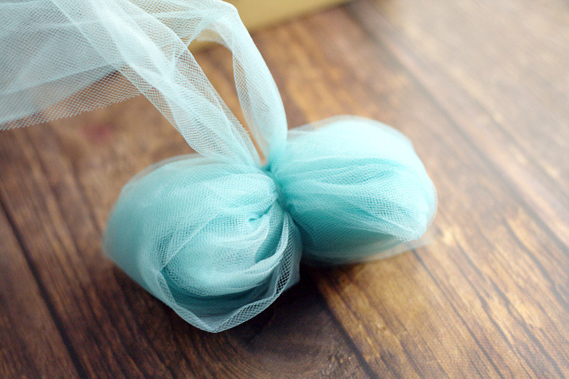 How to make a bow for present using tulle 