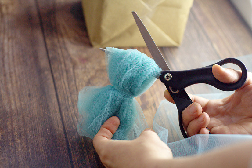 Learn how to make a beautiful and totally easy DIY Tulle Gift Bow with this easy Diy crafts tutorial to add a pretty finishing touch to all of your gifts. Perfect for Christmas gifts, birthday gifts, baby shower gifts, wedding shower gifts, and MORE! This is so pretty! Can't wait to try it!