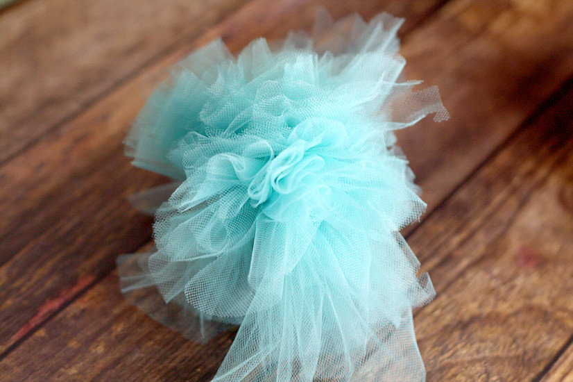 Learn how to make a beautiful and totally easy DIY Tulle Gift Bow with this easy Diy crafts tutorial to add a pretty finishing touch to all of your gifts. Perfect for Christmas gifts, birthday gifts, baby shower gifts, wedding shower gifts, and MORE! This is so pretty! Can't wait to try it!