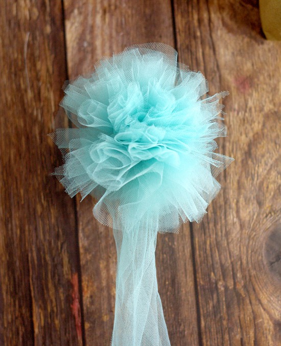 Learn how to make a beautiful and totally easy DIY Tulle Gift Bow with this easy Diy crafts tutorial to add a pretty finishing touch to all of your gifts. Perfect for Christmas gifts, birthday gifts, baby shower gifts, wedding shower gifts, and MORE! This is so pretty! Can't wait to try it!