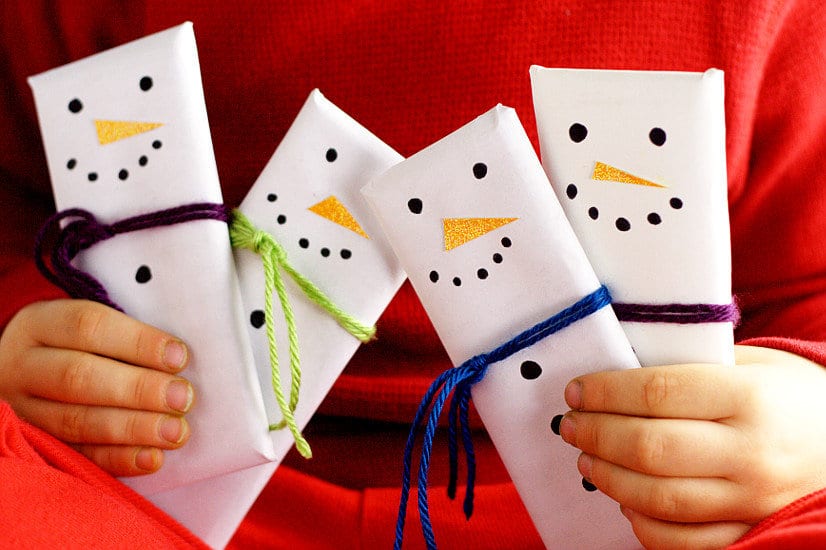 DIY Christmas Gift Idea.  Your friends, family, teachers, and neighbors will LOVE these fun, cheap, easy, and adorable Snowman Candy Bars DIY gift idea! And you'll love making them! So easy!