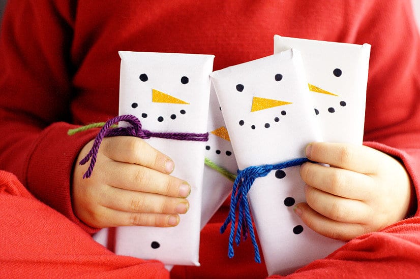 DIY Christmas Gift Idea.  Your friends, family, teachers, and neighbors will LOVE these fun, cheap, easy, and adorable Snowman Candy Bars DIY gift idea! And you'll love making them! So easy!