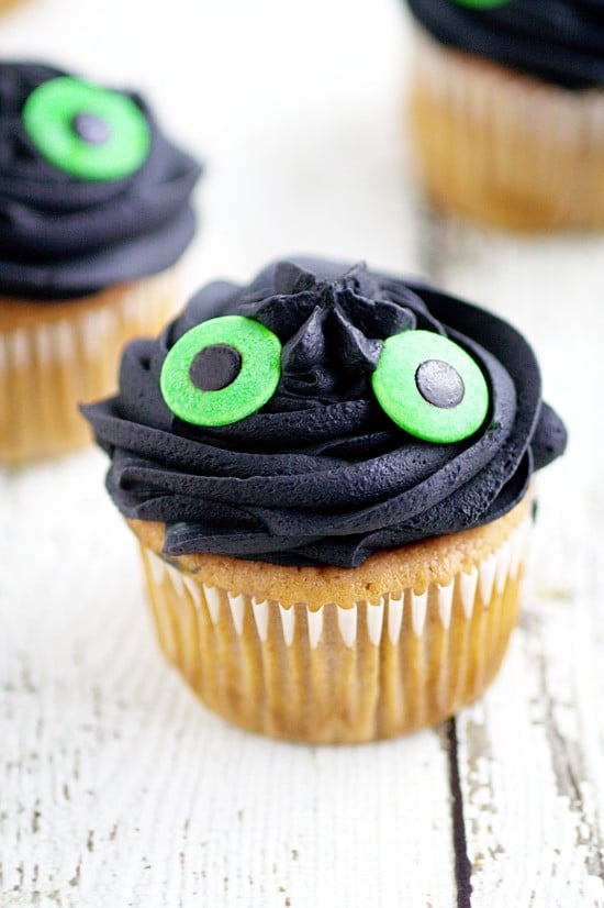 Toothless Dragon Cupcakes. Quick, easy, and adorable Toothless Cupcakes that are perfect for a How to Train Your Dragon birthday party and your Dragon-Trainer-In-Training will love! Great for a How to Train Your Dragon Birthday Party! 
