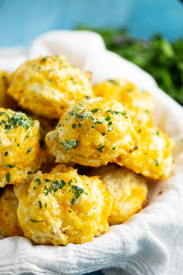 https://www.thegraciouswife.com/wp-content/uploads/2016/02/Cheddar-Bay-Biscuits-Recipe-9.jpg