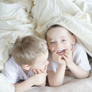 Ways to Help Kids Fall Asleep easier at night, and go to bed without a fight. Make bedtime with the kids easier and better with a simple bedtime routine and these 10 easy tips and ways to help kids fall asleep at night. | Parenting | Kids