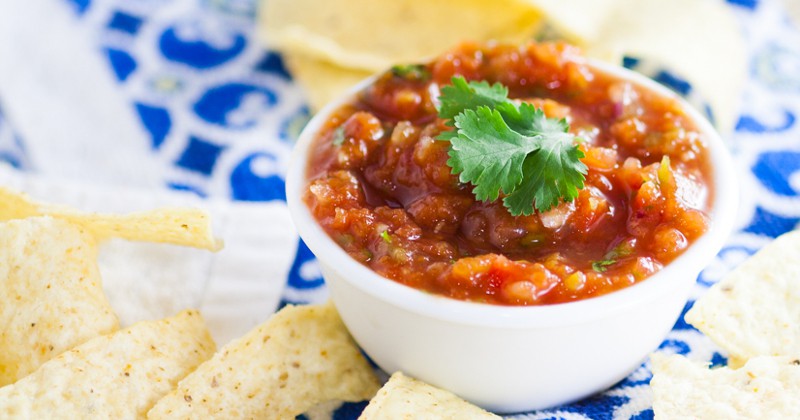 Homemade Restaurant Style Salsa is the perfect dip recipe to feed a crowd.  Make your own Homemade Restaurant Style Salsa in minutes that's just as delicious as your favorite Mexican restaurant. Fresh, tasty, easy and perfect to feed a large crowd.  This looks delicious!