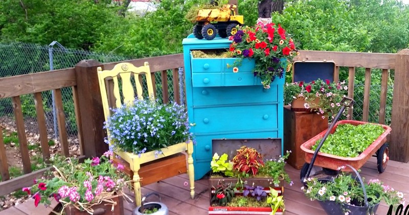 Summer DIY Backyard Projects - 32 frugal, fun, and easy DIY Backyard Projects for Summer to add some eye-catching fun and curb appeal to your home and yard. Love these ideas.  They'll make our yard look so pretty!