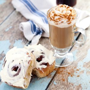 Homemade Cinnamon Roll Coffee Creamer recipe - Have your coffee as a decadent breakfast with this Cinnabon inspired Homemade Cinnamon Roll Creamer recipe with cinnamon, vanilla, and brown sugar. YES! I LOVE Cinnabon!