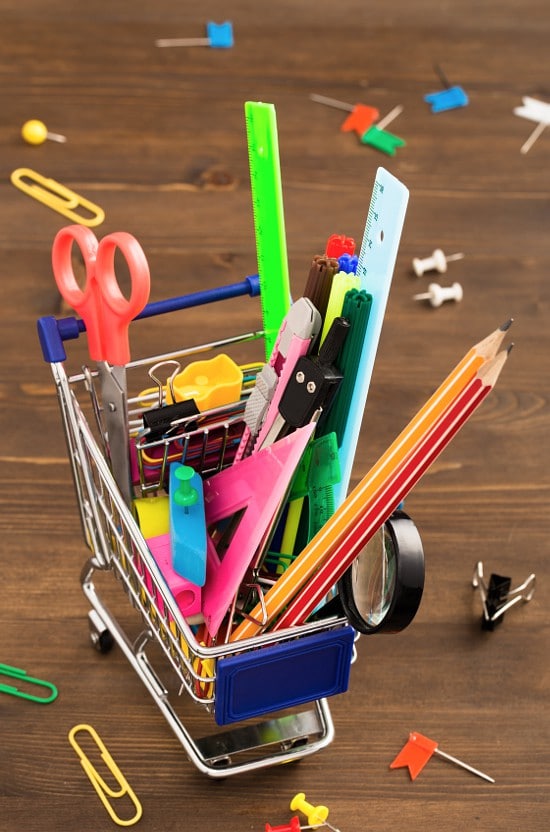 How to Save Money on School Supplies - Be smart about back to school expenses! Learn how to save money on school supplies to get what you need to have a great school year and still keep money in your pocket. Great back to school ideas!