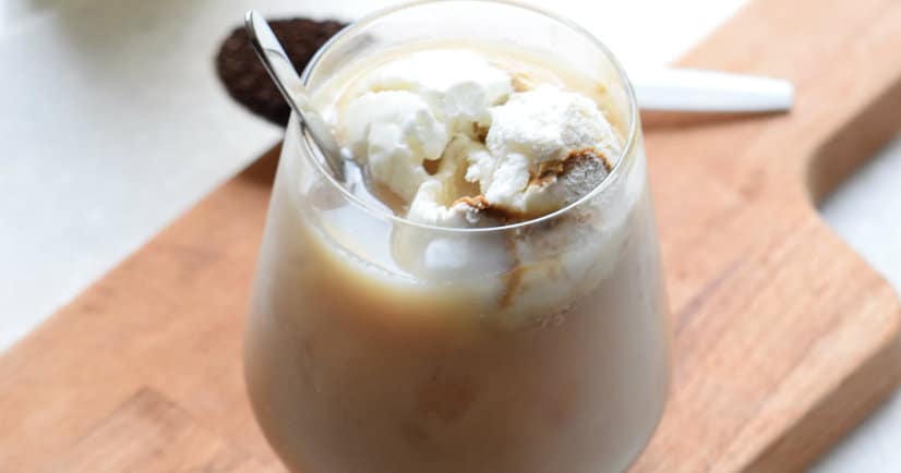 Iced Mocchacino coffee recipe - Have a gourmet, refreshing iced coffee drink on a budget with this quick and easy homemade Iced Mochaccino recipe with scrumptious, decadent coffee and chocolate flavors. This looks so good!