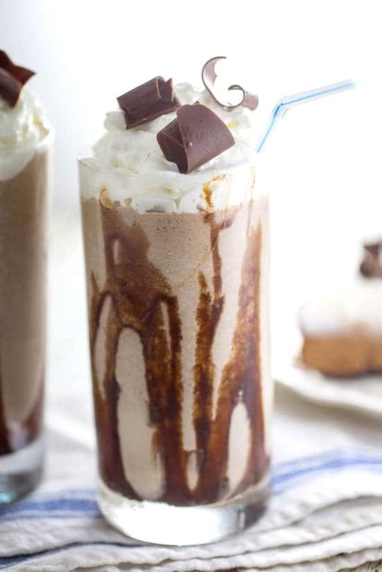 Mudslide Milkshake Mocktail Recipe - Calling all chocolate lovers! Everyone who loves chocolate will adore this quick and easy Mudslide Milkshake Mocktail recipe! Make it in just 10 minutes with 4 ingredients! Yum!