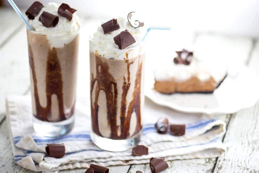 Mudslide Milkshake Mocktail Recipe - Calling all chocolate lovers! Everyone who loves chocolate will adore this quick and easy Mudslide Milkshake Mocktail recipe! Make it in just 10 minutes with 4 ingredients! Yum!