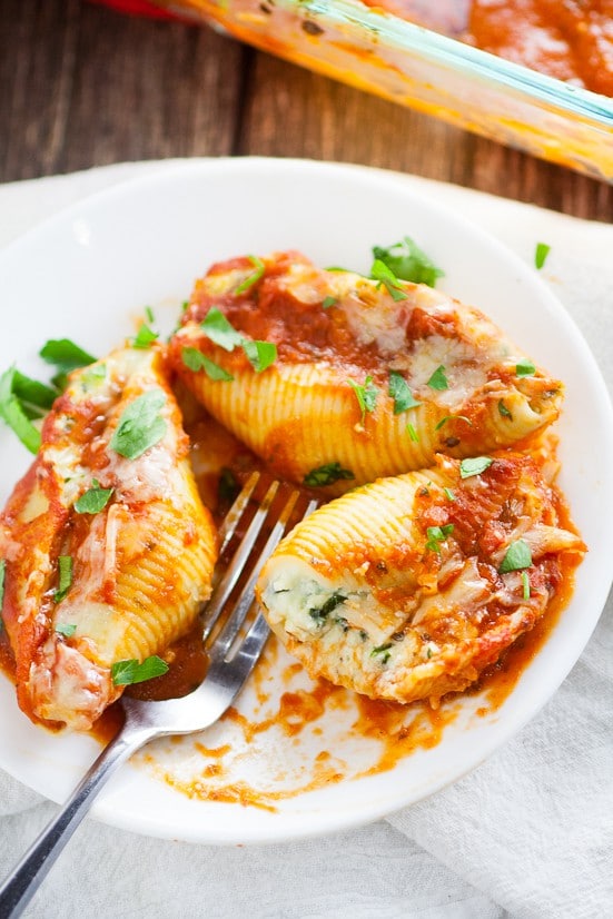 5 Cheese Stuffed Shells Recipe is an easy pasta recipe perfect for family dinner. Classic Italian flavors featuring five different cheeses, garlic, spinach, and red sauce this 5 Cheese Stuffed Shell Recipe is creamy, cheesy, and satisfying. Perfect for a meatless family dinner recipe! Yum! I love cheese! 