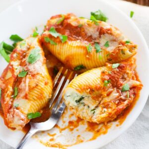 5 Cheese Stuffed Shells Recipe is an easy pasta recipe perfect for family dinner. Classic Italian flavors featuring five different cheeses, garlic, spinach, and red sauce this 5 Cheese Stuffed Shell Recipe is creamy, cheesy, and satisfying. Perfect for a meatless family dinner recipe! Yum! I love cheese! 