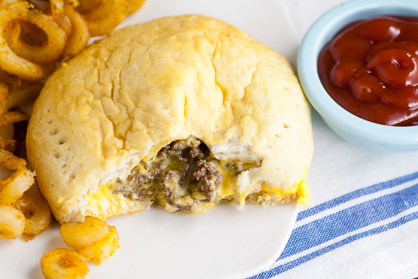 Cheesburger Pockets Recipe - Made in just 30 minutes with 5 ingredients, this cheesy Cheeseburger Pockets recipe is the ultimate yummy, quick and easy family dinner recipe. It's even great for on-the-go! Love this! Kind of like a homemade hot pocket